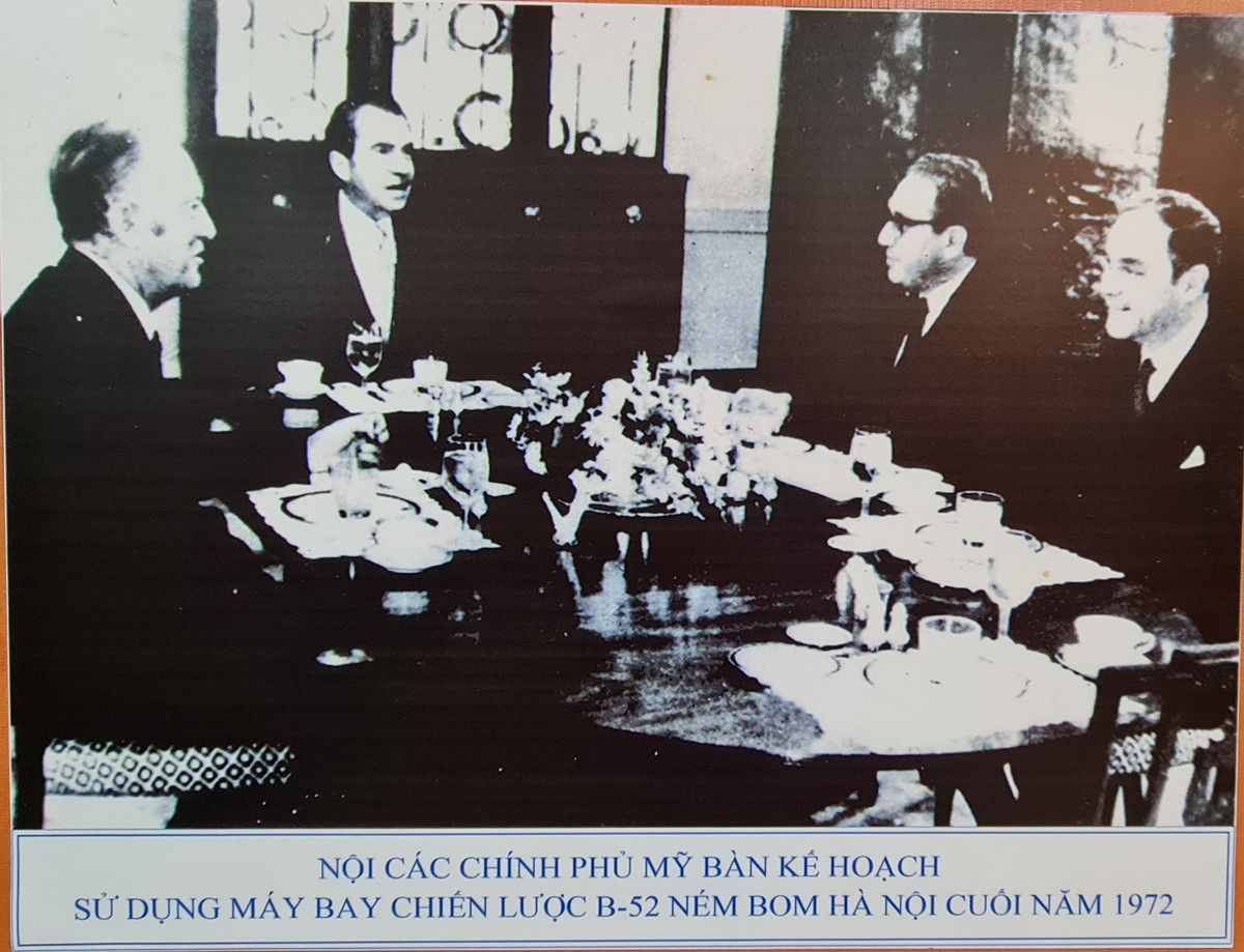 Ngày 18/12/1972, cuộc tập kích của không quân Mỹ (mật danh “Linebacker II”) chính thức bắt đầu, gây những tội ác vô cùng dã man đối với nhân dân ta. Đỉnh cao là việc sử dụng máy bay B-52 ném bom rải thảm mang tính hủy diệt vào các khu đông dân cư ở Hà Nội trong những ngày từ 26 đến 29/12/1972. Trong ảnh là nội các Chính phủ Mỹ bàn kế hoạch sử dụng máy bay B52 ném bom Hà Nội.