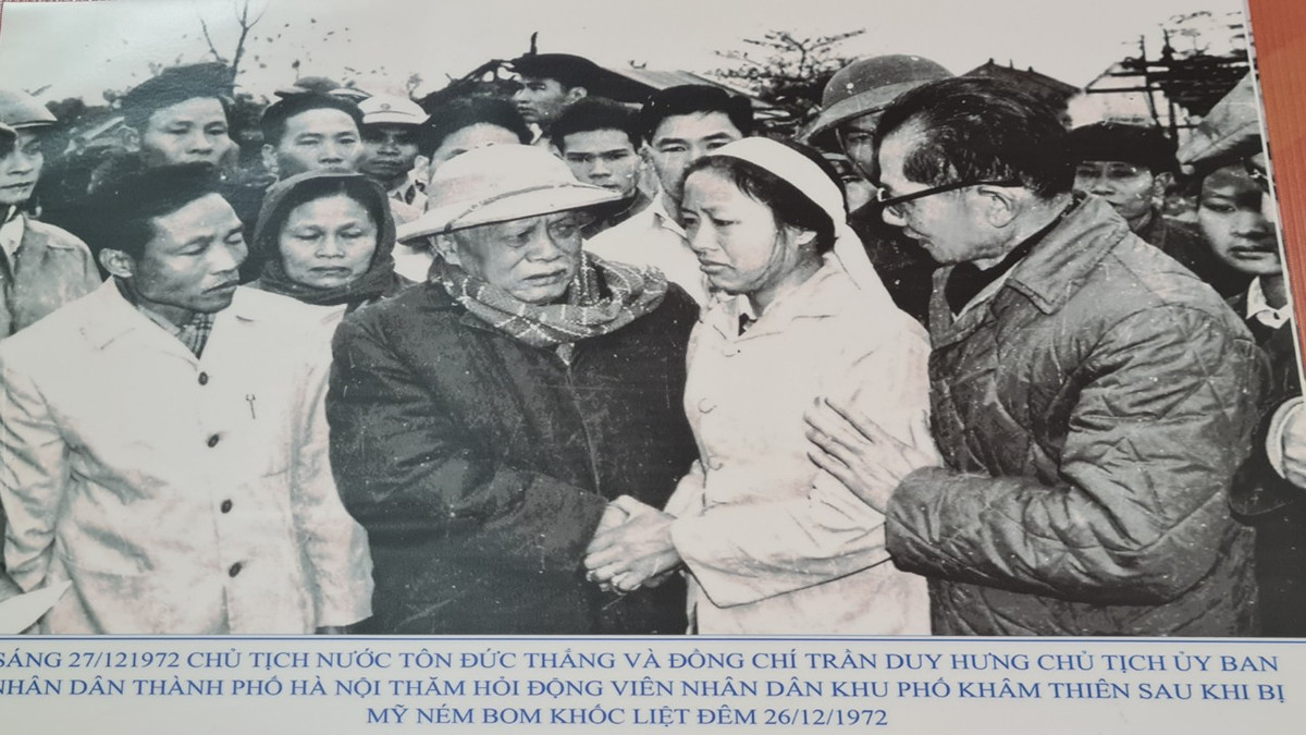 Hồi 22 giờ 45 phút đêm 26/12/1972, phố Khâm Thiên đã bị máy bay của đế quốc Mỹ ném bom rải thảm, làm chết và bị thương 577 người dân vô tội, phá hủy hoàn toàn 534 ngôi nhà và làm hư hỏng 1.200 ngôi nhà khác… Trong ảnh, Chủ tịch nước Tôn Đức Thắng và Chủ tịch TP. Hà Nội Trần Duy Hưng thăm hỏi động viên nhân dân khu phố Khâm Thiên.
