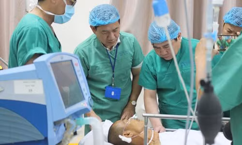 Chủ tịch UBND TP HCM Nguyễn Thành Phong cũng đã đến thăm các "hiệp sĩ đường phố" đang được cấp cứu tại Bệnh viện Nhân dân 115 và Bệnh viện Thống Nhất vào sáng 14/5