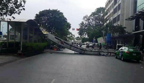 Hiện trường cổng chào trang trí cao hơn 5m cạnh phố đi bộ Nguyễn Huệ, TP HCM đổ sập... Ảnh CLB Uber Sài Gòn