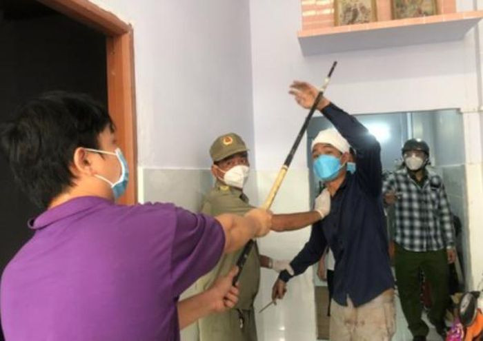  Can 2 con trai đánh nhau, cha bị đâm tử vong: Ông Lý Bằng (trú quận Bình Tân, TP HCM) thấy 2 con trai đánh nhau nên vào can ngăn. Trong lúc giằng co, cây kéo trong tay Lý Quán Hoàng (SN 1997) đâm trúng khiến ông Bằng tử vong. Ngày 9/9, Hoàng bị Công an quận Bình Tân tạm giữ để điều tra.