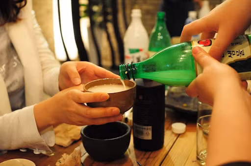  Bị đâm suýt chết vì liên tục mời rượu: Liên tục được mời rượu, Đỗ Hoàng Long (SN 1982, trú quận Thanh Xuân, Hà Nội) cố uống cho vui lòng đối phương nhưng vẫn bị "cà khịa". Xô xát xảy ra, Long liền dùng dao đâm anh Triệu Đình Quí (SN 1974, trú huyện Thanh Trì, Hà Nội) suýt chết. Ngày 9/9, Long bị Viện KSND TP Hà Nội truy tố. 