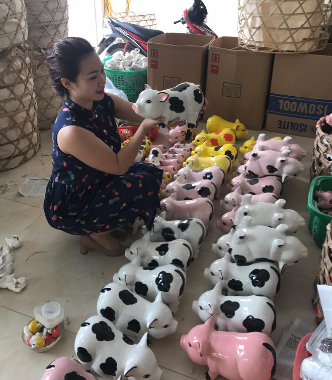 Cảnh sát đã khởi tố bị can, bắt tạm giam 4 tháng đối với Đỗ Thị Kim Ngân, tìm thêm nạn nhân bị Ngân "gốm" chiếm đoạt tài sản để hoàn thiện hồ sơ.