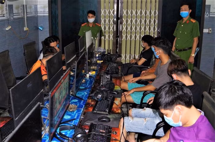  11 thanh niên tụ tập tại quán game trong đêm: Tối 2/9, trong lúc tuần tra, lực lượng chức năng huyện Kim Bảng, Hà Nam phát hiện cơ sở kinh doanh Internet và cung cấp dịch vụ trò chơi điện tử do ông Nguyễn Trần Ba (50 tuổi, ở huyện Kim Bảng) làm chủ vẫn hoạt động bất chấp lệnh cấm. Kiểm tra quán, phát hiện 11 nam thanh niên đang tụ tập chơi game, sử dụng dịch vụ Internet. 