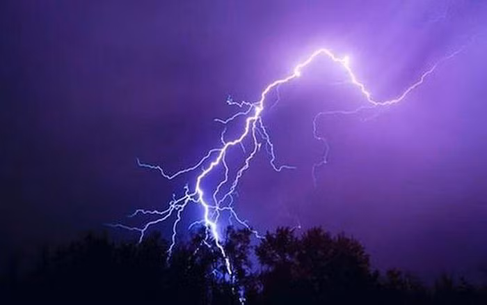  Bị sét đánh trúng khi đang ngủ, bé 4 tuổi tử vong: Đêm 2/9, khi đang ngủ gia đình anh Và Bá M. (SN 1994) ở bản Mường Lống, xã Tri Lễ, huyện Quế Phong, Nghệ An bị sét đánh. Sự việc khiến cháu Và Bá C. (SN 2017) con anh M. tử vong tại chỗ, người vợ bị thương, cháy sém vai. 