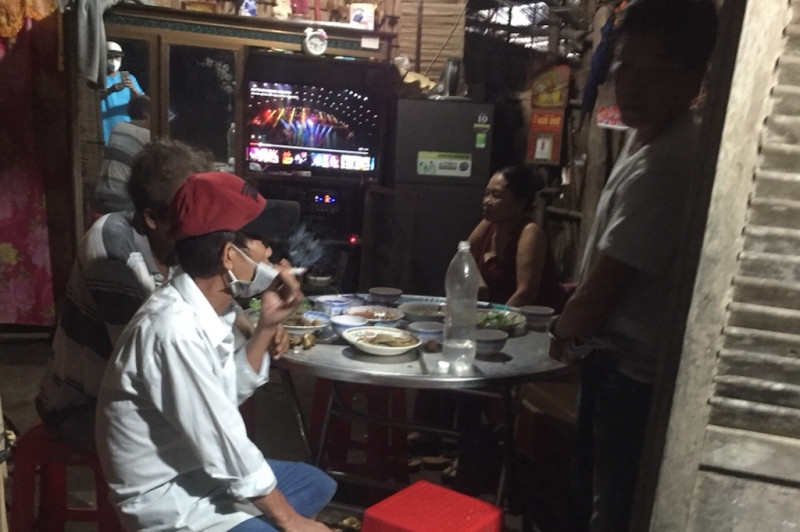  Chủ nhà bị phạt 15 triệu vì rủ bạn đến tụ tập ăn nhậu: Ông Sơn Khanh (trú xã Phước Hảo, huyện Châu Thành, tỉnh Trà Vinh) rủ 3 người bạn đến nhà nhậu trong thời gian giãn cách xã hội theo Chỉ thị 16 thì bị lực lượng chức năng kiểm tra, phát hiện nên lập biên bản. Ngày 23/8, Công an xã Phước Hảo đã xử phạt 4 người này tổng số tiền 60 triệu đồng.