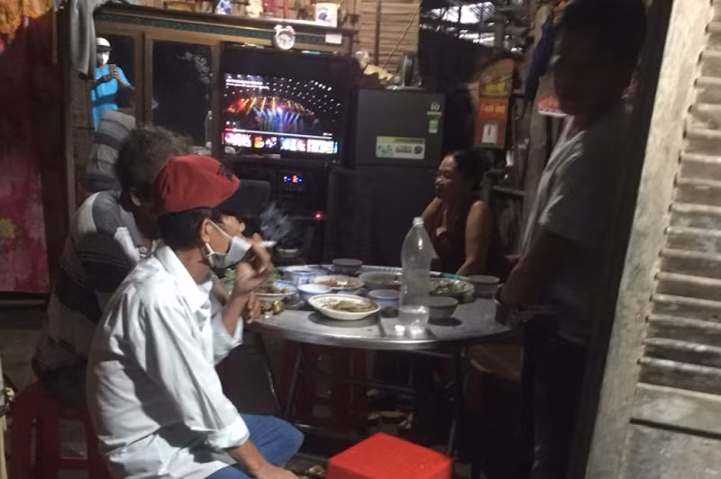  Chủ nhà bị phạt 15 triệu vì rủ bạn đến tụ tập ăn nhậu: Ông Sơn Khanh (trú xã Phước Hảo, huyện Châu Thành, tỉnh Trà Vinh) rủ 3 người bạn đến nhà nhậu trong thời gian giãn cách xã hội theo Chỉ thị 16 thì bị lực lượng chức năng kiểm tra, phát hiện nên lập biên bản. Ngày 23/8, Công an xã Phước Hảo đã xử phạt 4 người này tổng số tiền 60 triệu đồng.