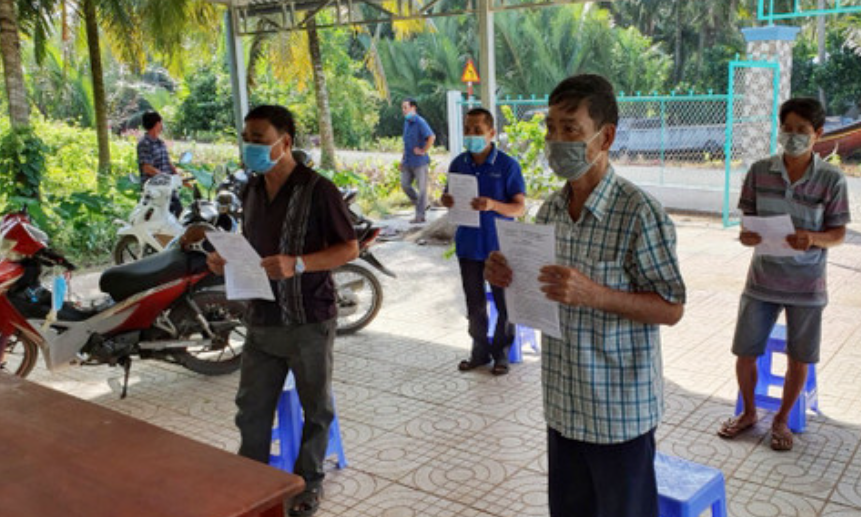  8 người tụ tập ăn nhậu bị phạt 120 triệu đồng: Ngày 25/8, lực lượng chức năng ở huyện Càng Long và Châu Thành (Trà Vinh) đã xử phạt 8 đối tượng tụ tập ăn nhậu với tổng số tiền 120 triệu đồng về hành vi không thực hiện quyết định áp dụng biện pháp hạn chế tập trung đông người xảy ra tại 2 huyện này. 