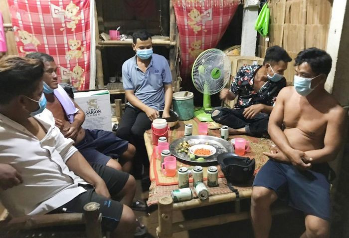  Tụ tập uống rượu, 4 nam nữ bị phạt 68 triệu đồng: Chiều 25/7, Công an xã Long Đức (TP Trà Vinh, tỉnh Trà Vinh) kiểm tra, phát hiện 2 nam và 2 nữ tụ tập tại khu vực nhà trọ Hai Mường ở ấp Vĩnh Hưng, để ăn nhậu. Ngày 26/7, Công an xã Long Đức đã lập biên bản, xử phạt mỗi người 17 triệu đồng.