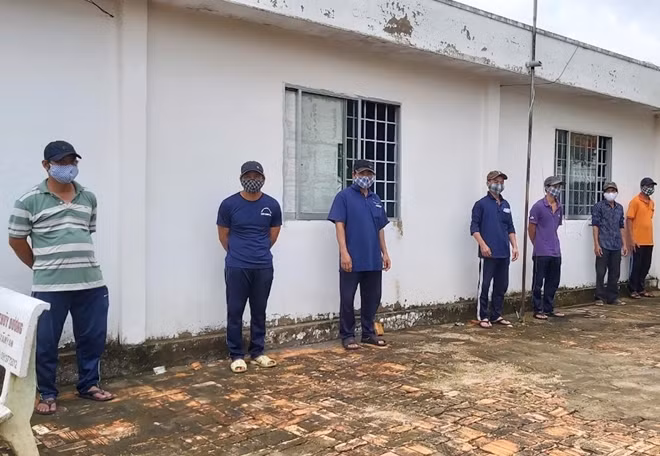  7 người tụ tập ăn nhậu trong phòng trọ bị đề nghị phạt 105 triệu: Khuya 22/7, trong lúc tuần tra lực lượng chức năng phát hiện có 7 người đang tụ tập uống rượi tại xã Mỹ An, huyện Mang Thít (tỉnh Vĩnh Long). Ngày 23/7, Công an huyện Mang Thít đã xử phạt 7 người này tổng số tiền 105 triệu đồng. 