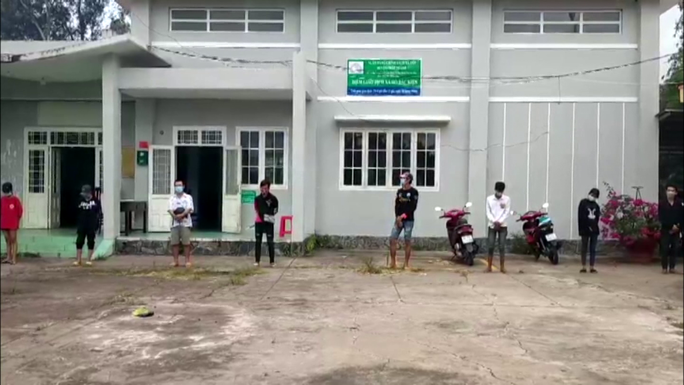  Tụ tập ăn nhậu, 12 người bị phạt 180 triệu đồng: Ngày 11/8, lực lượng chức năng huyện Long Phú và Châu Thành (Sóc Trăng) đã xử phạt vi phạm hành chính với số tiền 180 triệu đồng đối với 12 đối tượng tổ chức nhậu nhẹt trên địa bàn, vi phạm Chỉ thị 16. Trước đó, ngày 10/8, Công an xã Hồ Đắc Kiện, huyện Châu Thành phát hiện nhóm 8 người tụ tập ăn nhậu. Trong khi đó, Công an xã Long Đức, huyện Long Phú thì phát hiện 4 đối tượng tụ tập ăn nhậu phía sau nhà ông T.V.B. 