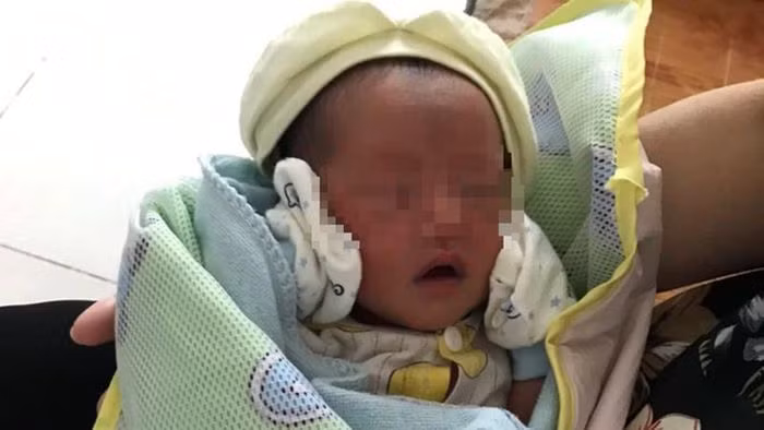  Bé gái 2 ngày tuổi bị bỏ trước cửa nhà dân: Rạng sáng 1/9, trong lúc mở cổng nhà để đi ra ngoài tập thể dục, chị Phạm Thị Hà (ngụ xã Thạch Kim, huyện Lộc Hà, tỉnh Hà Tĩnh) phát hiện một bé sơ sinh đặt trong chiếc giỏ màu hồng cùng với mảnh giấy ghi lời xin lỗi của người mẹ. Được biết, bé gái nặng 2,8 kg, được sinh cách đây hơn 2 ngày. 