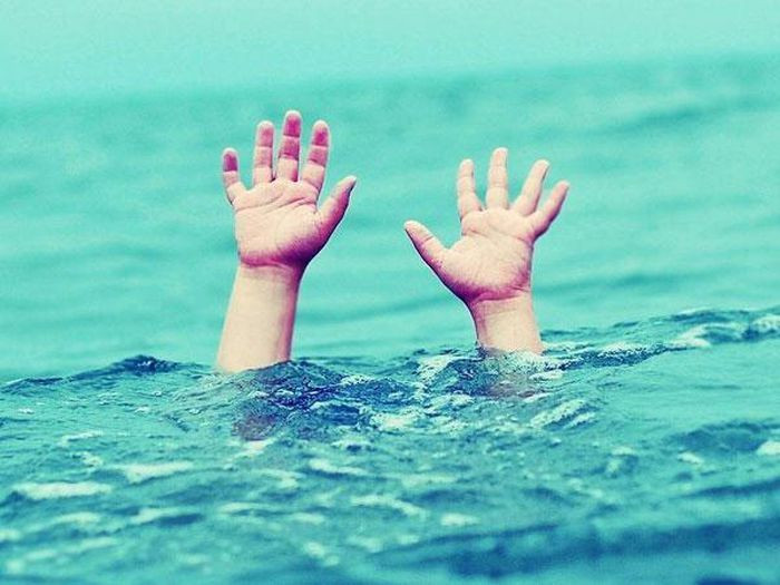  Rơi xuống mương trước nhà, bé 2 tuổi đuối nước tử vong: Ngày 1/9, UBND xã Quỳnh Bảng (huyện Quỳnh Lưu, Nghệ An) cho biết, trưa 31/8, cháu N.H.B.V (SN 2020, ở địa phương) không may trượt chân rơi xuống mương nước trước nhà. Không thấy cháu, bà N.T.H (bà nội nạn nhân) đi tìm. Khi đến đoạn mương nước, bà H. thấy cháu V. tử vong. 