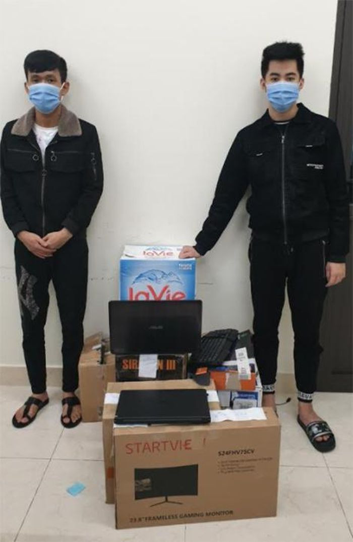  Hai thanh niên "hack" tài khoản facebook, lừa đảo hơn 600 triệu đồng: Bằng thủ đoạn "hack" tài khoản facebook của người Việt Nam đang ở nước ngoài, sau đó giả danh người sử dụng facebook để nhắn tin chuyển tiền, Phạm Xuân Hùng (SN 2001, ở Quảng Trị) và Đặng Hoàng Quang Thắng (SN 2001, ở Thừa Thiên Huế) đã lừa đảo hơn 600 triệu đồng. Ngày 1/9, 2 đối tượng này bị VKSND tỉnh Hà Tĩnh truy tố.