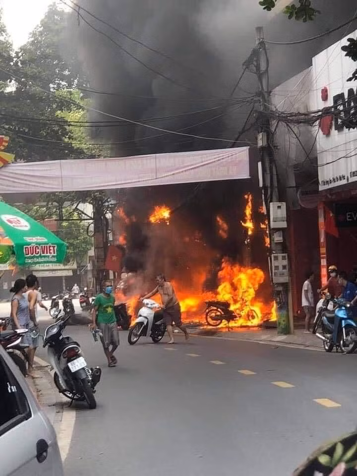 Vu chay 4 ngoi nha o Vinh Phuc: Bat giu nghi pham nem bom xang-Hinh-2