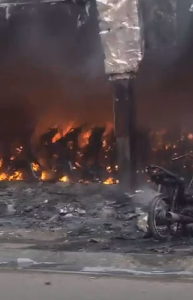 Một số người dân ban đầu dùng nước và bình chữa cháy mini nhưng không thể dập ngọn lửa. 