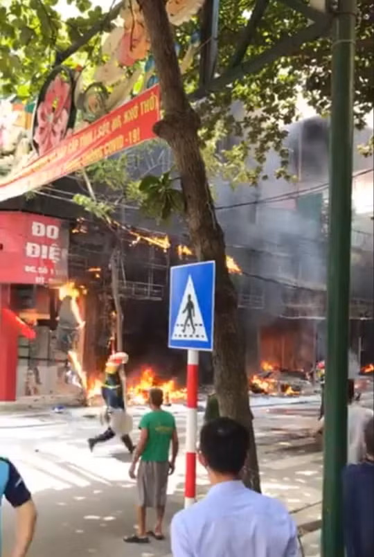 Thông tin trên Vietnamnet, người đàn ông nghi dùng bom xăng ném vào một ngôi nhà là Nguyễn Đình Huy (SN 1985, ở Hùng Vương, Phúc Yên). 