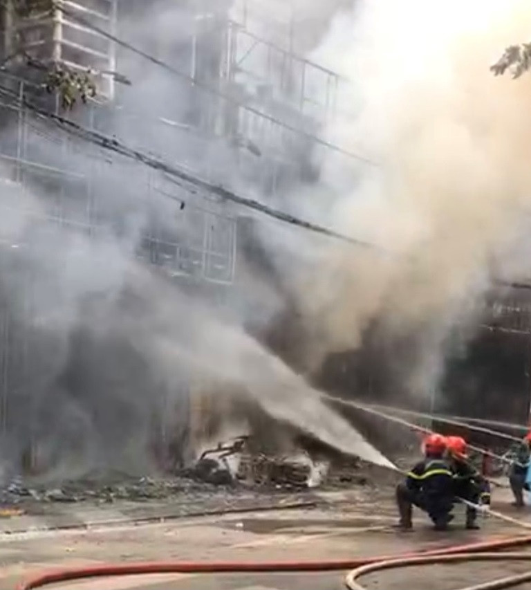 Sau khoảng 15 phút, 2 xe chữa cháy được huy động đến hiện trường. Cảnh sát PCCC khống chế ngọn lửa sau khoảng 10 phút. 