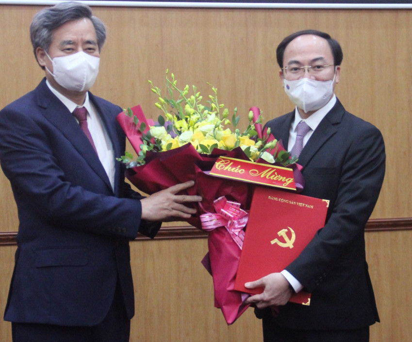 Chiều 8/9, Ban Tổ chức Trung ương công bố quyết định của Ban Bí thư về việc điều động, bổ nhiệm cán bộ. Theo đó, Ban Bí thư quyết định ông Nguyễn Đăng Bình thôi giữ chức Phó Chánh Văn phòng Trung ương Đảng; điều động, luân chuyển, chỉ định tham gia Ban Chấp hành, Ban Thường vụ và giữ chức Phó Bí thư Tỉnh ủy Bắc Kạn, nhiệm kỳ 2020-2025. 