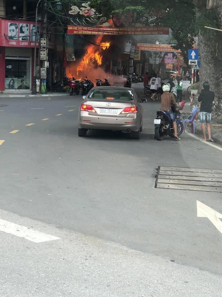 Sau đó bùng cháy dữ dội và lan rộng sang 3 hộ gia đình bên cạnh.