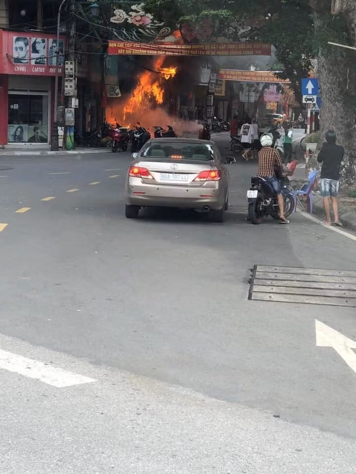 Sau đó bùng cháy dữ dội và lan rộng sang 3 hộ gia đình bên cạnh.