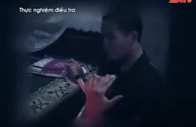 Nghĩ là làm, trong lúc anh Sơn vẫn đang mê man, Hậu dùng tay siết thật mạnh cổ nạn nhân. Anh Sơn đã cố vùng vẫy chống cự thì Hậu lập tức dùng con dao Thái Lan lấy dưới nhà anh Sơn, đâm liên tiếp vào cổ và người nạn nhân cho đến khi anh gục hẳn. Hậu vứt dao, lấy dây chuyền và nhẫn từ nạn nhân, rồi lần mò lục và lấy hết những gì tìm thấy dù cho khắp người lúc ấy nhuốm đầy máu. (Ảnh: ANTV)