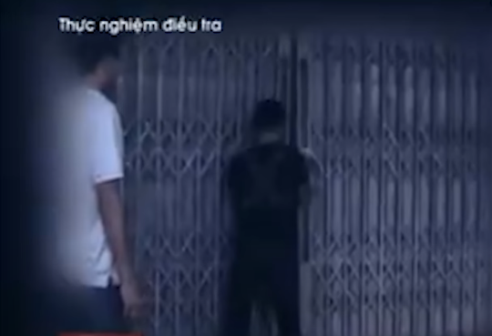 Sau đó, hắn dắt xe máy của nạn nhân ra ngoài, trước khi đi, đối tượng khóa cửa nhà lại để tránh sự chú ý. Dù ngoài trời đang mưa gió bão bùng, song Hậu vẫn phi xe với tốc độ cao, không ngừng nghỉ theo hướng Sài Gòn. Đến trưa 7/10/2012, khi đến địa phận tỉnh Bình Phước, hắn vào một tiệm vàng bán chiếc nhẫn được 12 triệu đồng. 