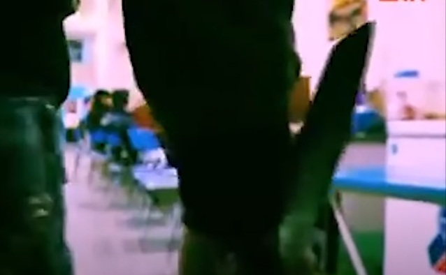 Khoảng 20h30 phút cùng ngày, biết Lăng Minh Châu đang ở quán Internet 151 Trường Chinh, Tuấn phân công Hùng, Hảo nổ xe máy chờ sẵn ngoài quán rồi cùng Vương vào bên trong. Phát hiện Châu đang chơi game, Tuấn chạy đến đâm nhiều nhát vào người nạn nhân. Thấy nạn nhân cố vùng dậy bỏ trốn, Vương đuổi theo bồi thêm mấy nhát dao rồi cả hai cùng ra xe tẩu thoát. (Ảnh minh họa) 