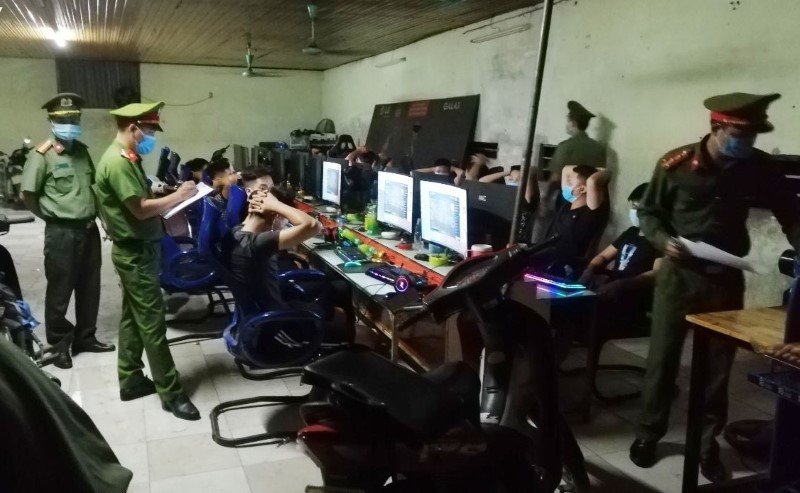 Sau gần một ngày khẩn trương xác minh, cơ quan điều tra đã xác định Giang Văn Tuấn (SN 1990, trú tại phường Yên Thế, TP Pleiku) chính là hung thủ gây ra cái chết của Châu và lên kế hoạch nhanh chóng bắt giữ hắn để điều tra, truy xét...