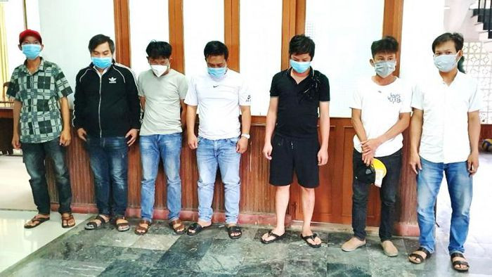  Phá đường dây cá độ có tổng giao dịch 21 tỷ đồng: Ngày 8/9, Công an tỉnh Phú Yên đã quyết định tạm giữ hình sự đối với bảy nghi can để điều tra hành vi đánh bạc. Công an xác định các giao dịch đánh bạc thông qua tài khoản do Nguyễn Tấn Kim (trú thị xã Đông Hòa) điều hành từ đầu tháng 5 đến cuối tháng 8/2021 khoảng 600.000 điểm, có tổng giá trị tương đương 21 tỷ đồng. 