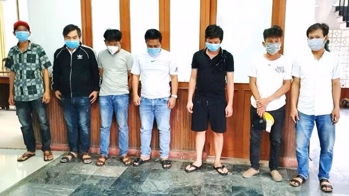  Phá đường dây cá độ có tổng giao dịch 21 tỷ đồng: Ngày 8/9, Công an tỉnh Phú Yên đã quyết định tạm giữ hình sự đối với bảy nghi can để điều tra hành vi đánh bạc. Công an xác định các giao dịch đánh bạc thông qua tài khoản do Nguyễn Tấn Kim (trú thị xã Đông Hòa) điều hành từ đầu tháng 5 đến cuối tháng 8/2021 khoảng 600.000 điểm, có tổng giá trị tương đương 21 tỷ đồng. 