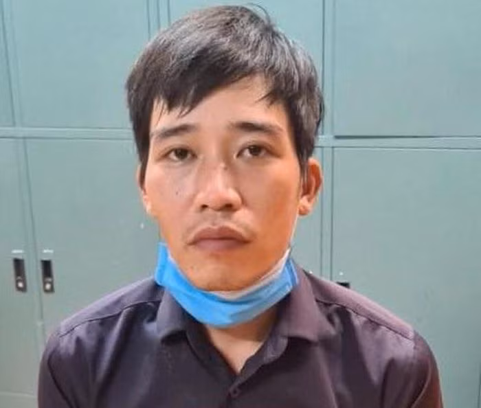  Lợi dụng trời mưa, vác kìm cộng lực đi trộm cắp tài sản: Lợi dụng trời mưa, vắng người, Phan Huy Tuyến (SN 1993, trú huyện Phúc Thọ, Hà Nội) mang theo kìm cộng lực đi lang thang dọc các tuyến phố trên địa bàn thị xã Sơn Tây để trộm cắp tài sản. Ngày 8/9, Tuyến bị Công an thị xã Sơn Tây khởi tố. 