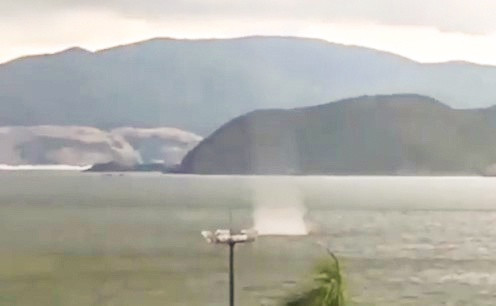 Vòi rồng là một xoáy khí nhỏ nhưng cực mạnh. Khi một khối không khí nóng, ẩm di chuyển ở dưới một khối không khí lạnh khô thì có khả năng làm xuất hiện những xoáy khí. Nếu xoáy khí này có áp suất trung tâm rất thấp nghĩa là vật chất trong tâm xoáy rất loãng thì không khí nóng, ẩm ở phía dưới bị hút lên tạo thành một cái vòi chuyển động xoáy rất mãnh liệt. Đó là nguyên nhân phát sinh vòi rồng.