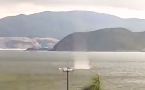 Vòi rồng là một xoáy khí nhỏ nhưng cực mạnh. Khi một khối không khí nóng, ẩm di chuyển ở dưới một khối không khí lạnh khô thì có khả năng làm xuất hiện những xoáy khí. Nếu xoáy khí này có áp suất trung tâm rất thấp nghĩa là vật chất trong tâm xoáy rất loãng thì không khí nóng, ẩm ở phía dưới bị hút lên tạo thành một cái vòi chuyển động xoáy rất mãnh liệt. Đó là nguyên nhân phát sinh vòi rồng.