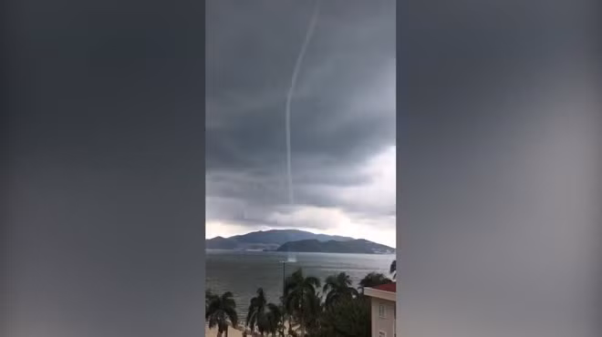 Ở nước ta, vòi rồng và tố thường xuất hiện vào các tháng mùa hè. Năm nào cũng xảy ra hiện tượng này, song có năm nhiều, năm ít. Ở Bắc Bộ vòi rồng, tố không những xảy ra trong các tháng mùa hè, mà đặc biệt thường hay xảy ra vào các giai đoạn chuyển tiếp từ đông sang hè (tháng 4, tháng 5), mỗi khi có một đợt không khí lạnh ảnh hưởng tới. Ở Nam bộ, số lần xảy ra hiện tượng vòi rồng ít hơn ở Bắc Bộ và Trung Bộ. 