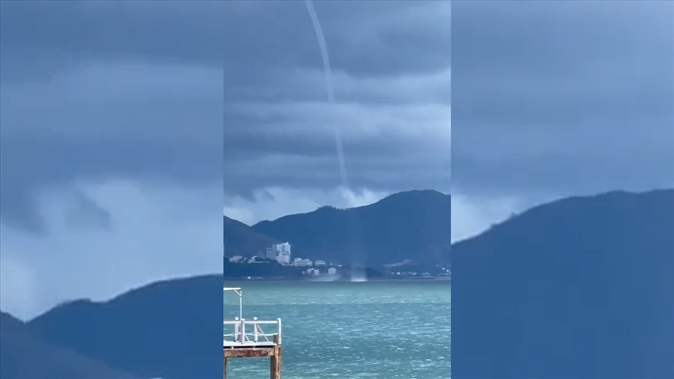 Theo Tổng cục Thủy văn (Bộ TN-MT), vòi rồng là hiện tượng gió xoáy rất mạnh, với đường kính rất nhỏ, hút từ bề mặt đất hoặc mặt biển lên đám mây vũ tích, tạo thành hình như cái phễu di động, trông giống như cái vòi, nhưng từ trên bầu trời thò xuống nên dân ta gọi là "vòi rồng". 