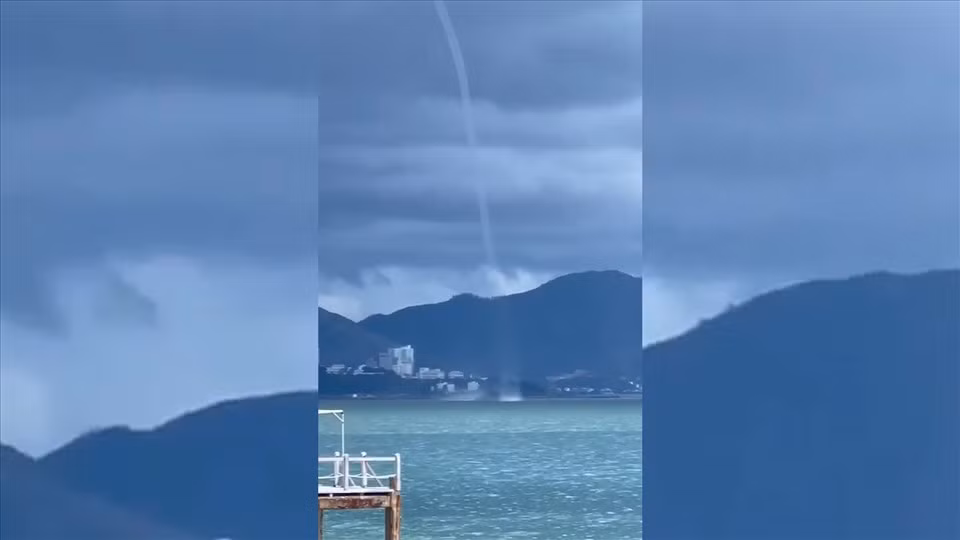 Theo Tổng cục Thủy văn (Bộ TN-MT), vòi rồng là hiện tượng gió xoáy rất mạnh, với đường kính rất nhỏ, hút từ bề mặt đất hoặc mặt biển lên đám mây vũ tích, tạo thành hình như cái phễu di động, trông giống như cái vòi, nhưng từ trên bầu trời thò xuống nên dân ta gọi là "vòi rồng". 