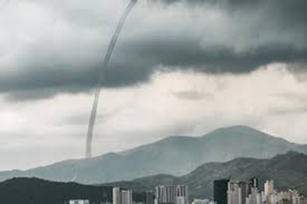 Trên đường di chuyển nó có thể cuốn theo (rồi ném xuống ở một khoảng cách xa sau đó) hoặc phá hủy mọi thứ, kể cả những nhà gạch xây không kiên cố, nên nó cũng là hiện tượng khí tượng đặc biệt nguy hiểm.