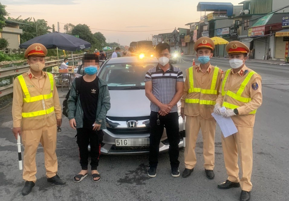  Giấu trẻ em trong cốp ô tô để qua chốt kiểm soát dịch: Sáng 6/9, lực lượng chức năng tại chốt kiểm soát dịch COVID-19 ( huyện Thường Tín, Hà Nội) kiểm tra ô tô biển số TP.HCM do Trịnh Văn Khoa (35 tuổi) điều khiển thì phát hiện 1 bé trai trong cốp xe. Khoa khai được một người phụ nữ ở Hà Đông (Hà Nội) thuê chở cháu bé về Thái Bình để kịp năm học mới. 