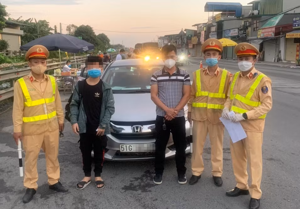  Giấu trẻ em trong cốp ô tô để qua chốt kiểm soát dịch: Sáng 6/9, lực lượng chức năng tại chốt kiểm soát dịch COVID-19 ( huyện Thường Tín, Hà Nội) kiểm tra ô tô biển số TP.HCM do Trịnh Văn Khoa (35 tuổi) điều khiển thì phát hiện 1 bé trai trong cốp xe. Khoa khai được một người phụ nữ ở Hà Đông (Hà Nội) thuê chở cháu bé về Thái Bình để kịp năm học mới. 