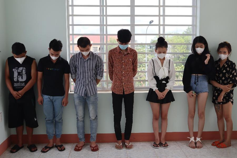  7 thanh niên ở Bình Phước phê ma túy tại nhà: Rạng sáng 6/9, Công an TP.Đồng Xoài (Bình Phước) đột kích vào một căn nhà trên địa bàn phường Tân Đồng. Tại đây, Công an phát hiện nhóm thanh niên đang tụ tập sử dụng ma túy, bay lắc trong tiếng nhạc chát chúa. Những thanh niên này có độ tuổi từ 17 đến 26 tuổi. Qua xét nghiệm nhanh, 7 người này đều dương tính với chất ma túy.