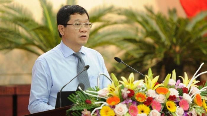 Ông Trần Phước Sơn (49 tuổi), trình độ chuyên môn thạc sĩ Kinh tế và Phát triển, cao cấp lý luận chính trị.