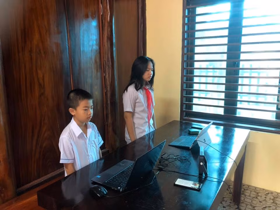 Anh Đào Thanh Tuy chia sẻ: "Các cháu háo hức dâỵ từ 5h sáng để chuẩn bị đón lễ khai giảng. Vì dậy quá sớm nên mặt cháu nào cũng còn ngái ngủ, tuy nhiên, các cháu vẫn nghiêm chỉnh, chăm chú lắng nghe, theo dõi hết buổi lễ". (Ảnh: Đào Thanh Tuy)