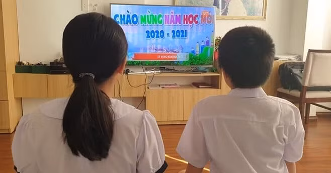 Mặc dù lễ khai giảng năm học 2021 - 2022 bất bình thường so với các năm vì ảnh hưởng dịch COVID-19, song các em học sinh vẫn rất háo hức chào đón 1 năm học mới với hy vọng cả nước sớm thắng "giặc COVID-19" để cuộc sống bình thường trở lại. (Ảnh: Facebook Cao Mạnh Tuấn) 