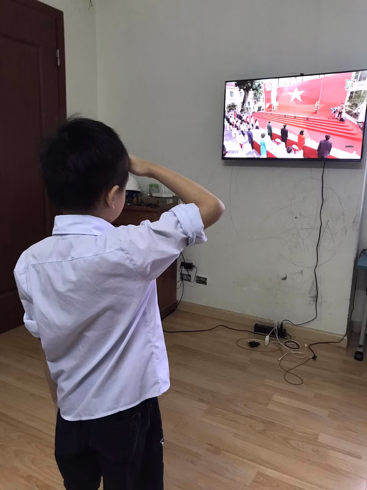 Các em học sinh tự giác thực hiện nghi thức theo diễn tiến được truyền hình trực tiếp.