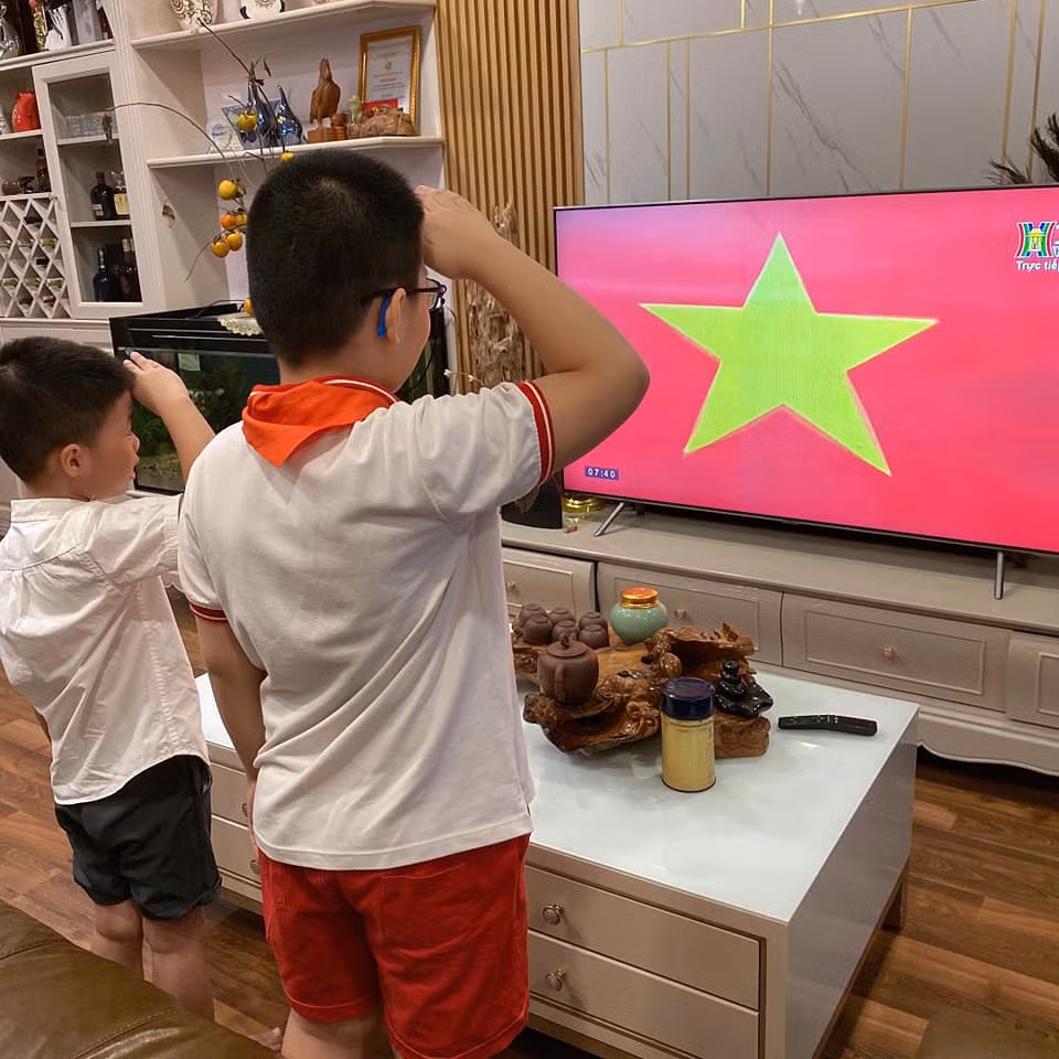 Các học sinh tự giác mặc đồng phục, đeo khăn quàng như đang dự lễ ở trường. (Ảnh: Facebook Vượng Hoàng)