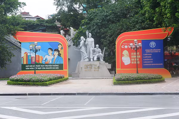 Đường phố những ngày ngày được trang hoàng rực rỡ sắc đỏ với nhiều panô, áp phích, khẩu hiệu tuyên truyền, cổ động. 