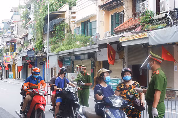 Nhiều khu vực có lực lượng chức năng lập chốt kiểm soát phòng chống dịch. 