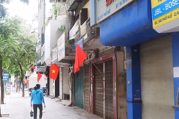 Nhiều cửa hàng đóng cửa im lìm để phòng chống dịch COVID-19.