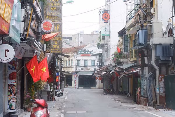 Phố Tạ Hiện vốn tấp nập người qua lại những ngày này trở nên vắng lặng khi Hà Nội. 